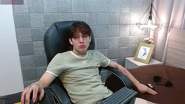 Snapshot of Iantwink18 chatting on 09-22-25, 01:06 Iantwink18 online show from 09-22-25, 01:06