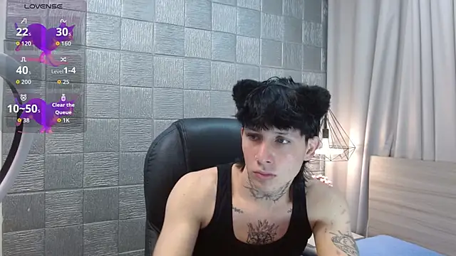 Snapshot of Iantwink18 chatting on 10-17-25, 06:32 Iantwink18 online show from 10-17-25, 06:32