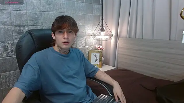 Snapshot of Iantwink18 chatting on 09-27-25, 10:49 Iantwink18 online show from 09-27-25, 10:49