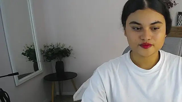 Snapshot of Miabloomm_ chatting on 10-23-25, 03:27 Miabloomm online show from 10-23-25, 03:27