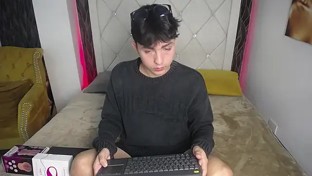 Snapshot of SamuFOXXX chatting on 10-02-25, 08:23 SamuFOXXX online show from 10-02-25, 08:23