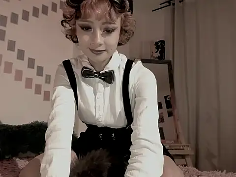 Snapshot of Kleo_X chatting on 10-22-25, 02:44 Kleo X online show from 10-22-25, 02:44