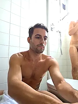 Amicisegreti online show from 10-02-25, 01:25