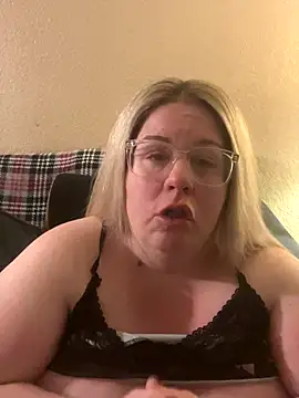 Snapshot of sexymommy1988 chatting on 09-30-25, 05:35 sexymommy1988 online show from 09-30-25, 05:35