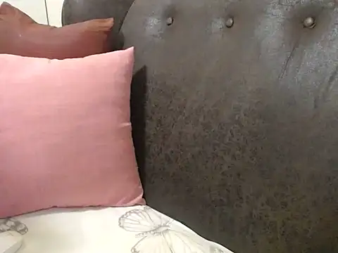 bustylaura4u online show from 04-12-26, 10:24