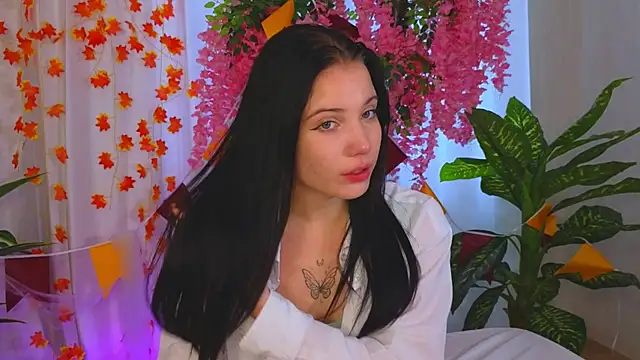 LauraHale online show from 11-10-25, 07:46