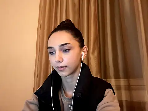 Snapshot of LinaMour chatting on 10-03-25, 10:11 LinaMour online show from 10-03-25, 10:11