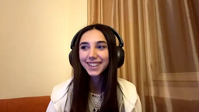 Snapshot of LinaMour chatting on 09-28-25, 11:12 LinaMour online show from 09-28-25, 11:12