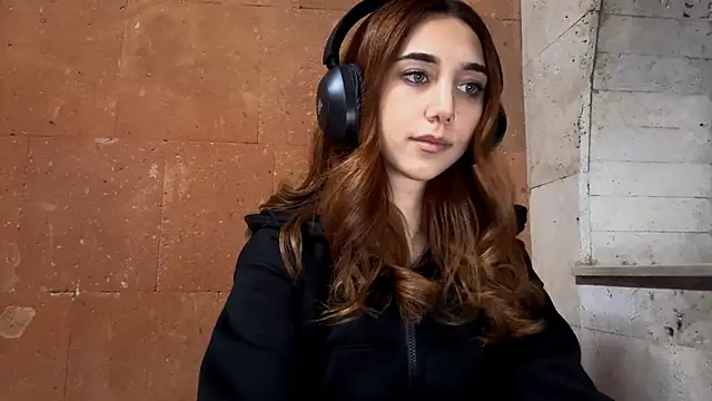 Snapshot of LinaMour chatting on 09-13-25, 10:10 LinaMour online show from 09-13-25, 10:10