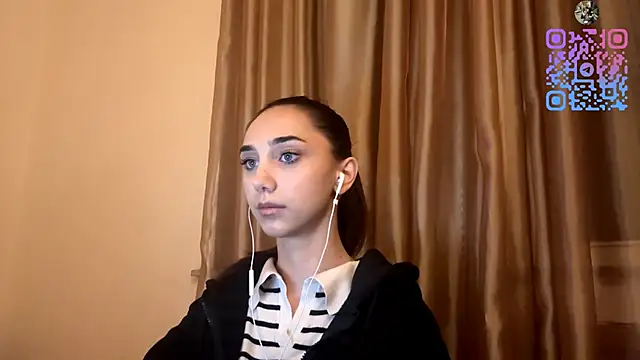 Snapshot of LinaMour chatting on 10-15-25, 10:07 LinaMour online show from 10-15-25, 10:07