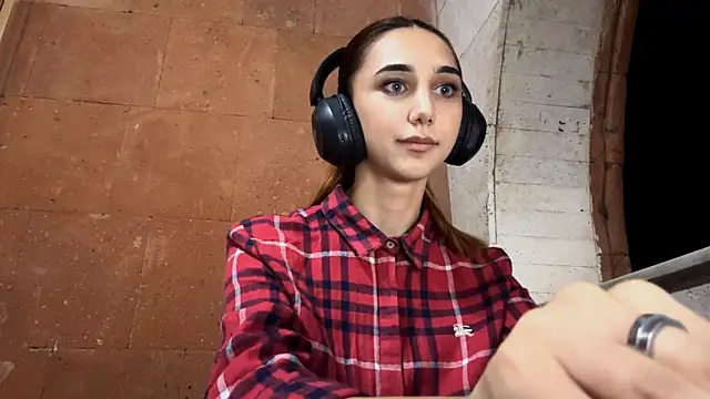 Snapshot of LinaMour chatting on 09-10-25, 09:58 LinaMour online show from 09-10-25, 09:58