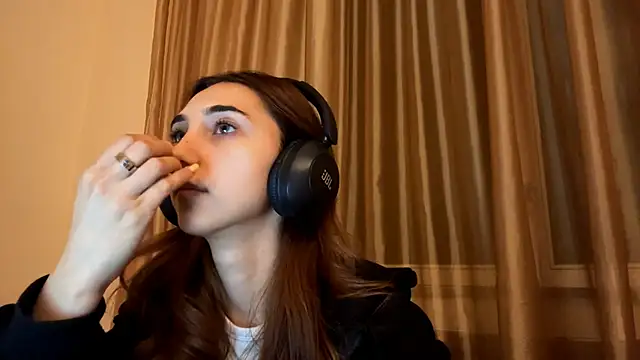 Snapshot of LinaMour chatting on 09-14-25, 10:32 LinaMour online show from 09-14-25, 10:32