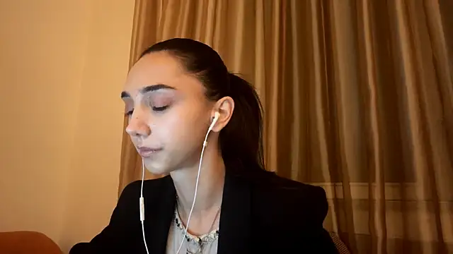 Snapshot of LinaMour chatting on 09-24-25, 10:16 LinaMour online show from 09-24-25, 10:16