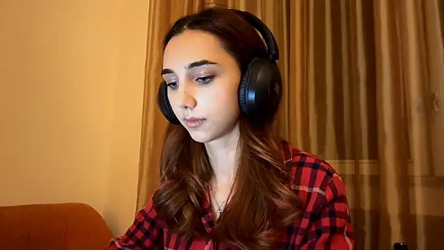 Snapshot of LinaMour chatting on 09-17-25, 10:23 LinaMour online show from 09-17-25, 10:23