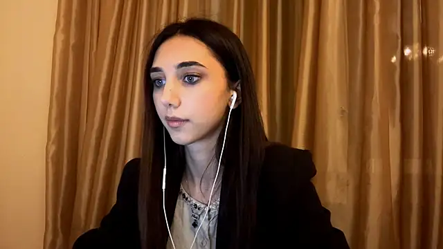 Snapshot of LinaMour chatting on 09-20-25, 10:15 LinaMour online show from 09-20-25, 10:15