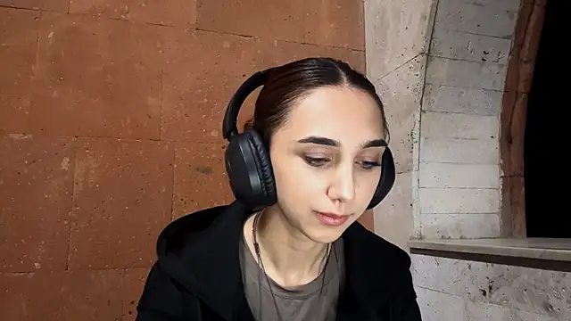 Snapshot of LinaMour chatting on 09-11-25, 10:10 LinaMour online show from 09-11-25, 10:10