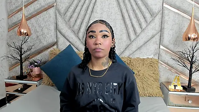 SkylerBloomm online show from 11-19-25, 02:33