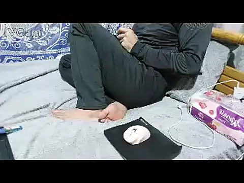 yazinyazin1 online show from 02-13-26, 07:52