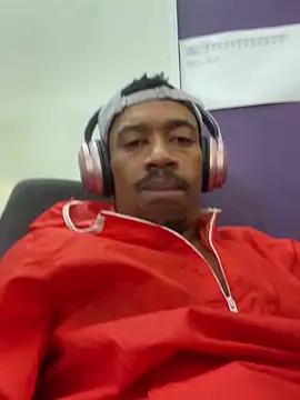 Snapshot of fitsexyman chatting on 10-15-25, 08:33 fitsexyman online show from 10-15-25, 08:33