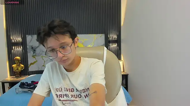 SantiagoRusso18 online show from 10-30-25, 12:25