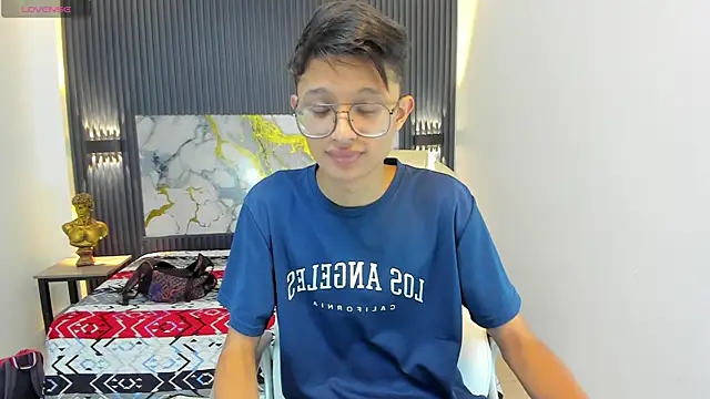 SantiagoRusso18 online show from 12-18-25, 12:42