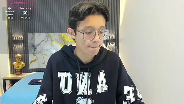 SantiagoRusso18 online show from 10-31-25, 12:02