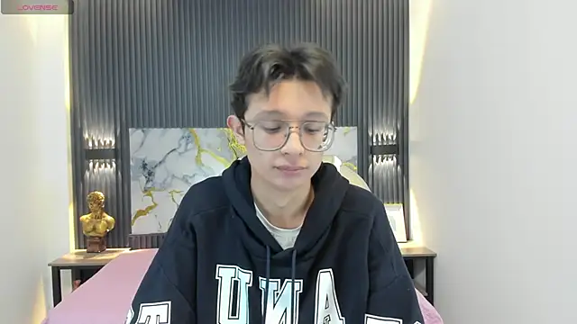 SantiagoRusso18 online show from 11-05-25, 12:30