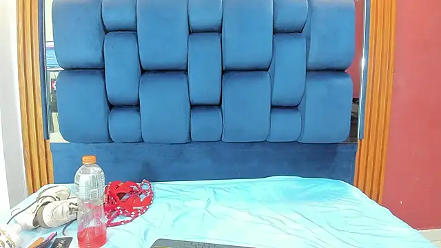 JisooLuv online show from 12-21-25, 07:37