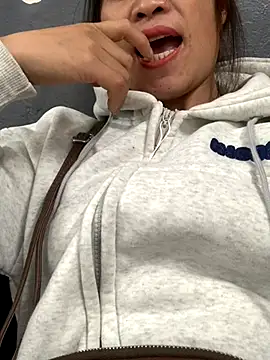 tuyetnhi-00 online show from 10-26-25, 08:59