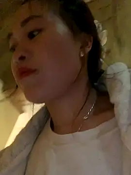 tuyetnhi-00 online show from 10-27-25, 12:22