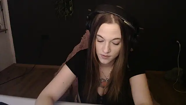 Luna Lynn online show from 12-17-25, 07:19