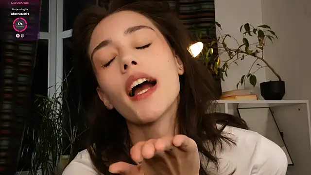 Snapshot of ttragedienne chatting on 10-27-25, 01:34 ttragedienne online show from 10-27-25, 01:34