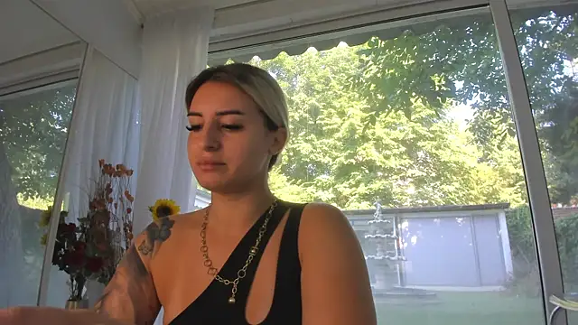 Ella Vee online show from 07-10-26, 06:24
