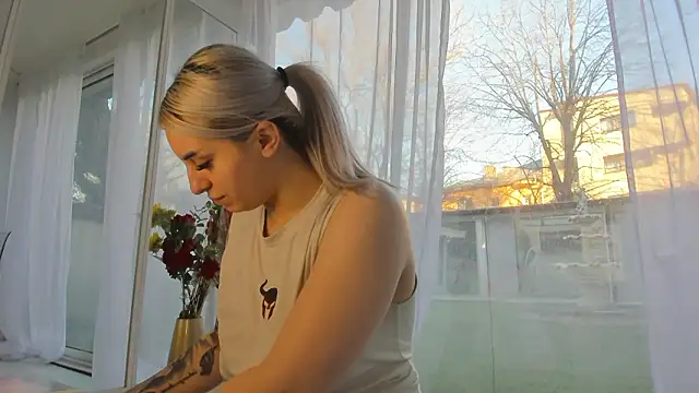 Ella Vee online show from 03-07-26, 05:47