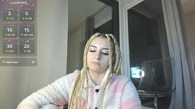 Ella Vee online show from 10-29-25, 03:49