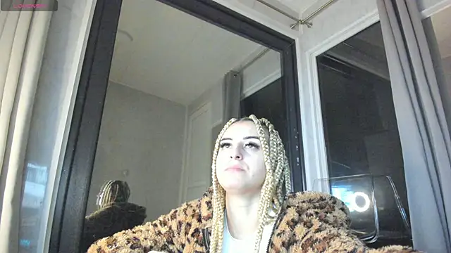 Ella Vee online show from 10-26-25, 04:02