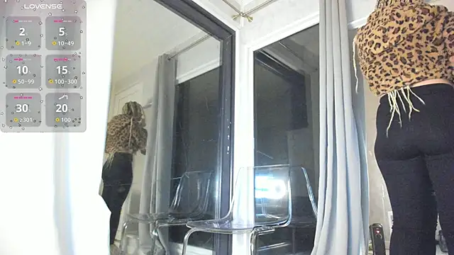 Snapshot of Ella_Vee chatting on 10-21-25, 02:44 Ella Vee online show from 10-21-25, 02:44