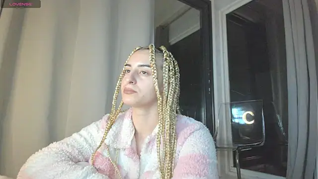 Snapshot of Ella_Vee chatting on 10-22-25, 02:44 Ella Vee online show from 10-22-25, 02:44