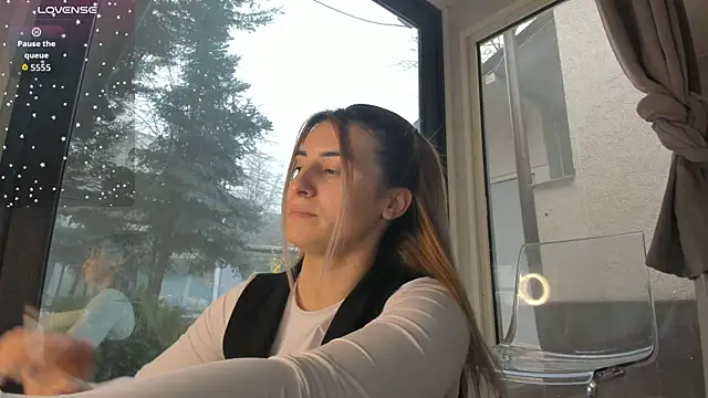 Ella Vee online show from 12-20-25, 07:00