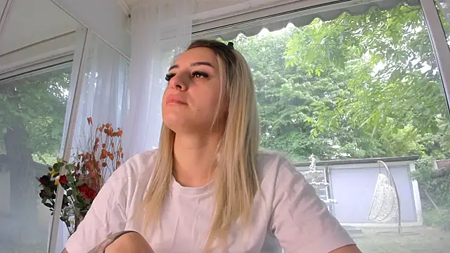 Ella Vee online show from 05-20-26, 05:04