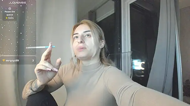 Snapshot of Ella_Vee chatting on 10-17-25, 02:48 Ella Vee online show from 10-17-25, 02:48