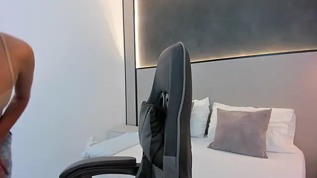 Snapshot of desireee_ chatting on 10-20-25, 12:17 desireee online show from 10-20-25, 12:17