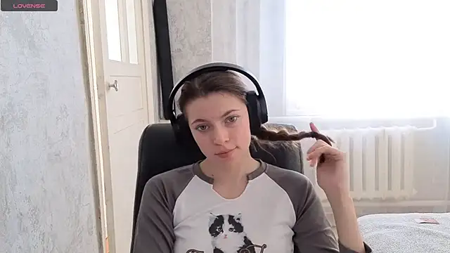 CutieAnny online show from 12-18-25, 05:56