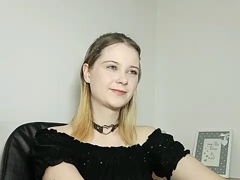 Snapshot of LydiaYoung chatting on 09-25-25, 06:14 LydiaYoung online show from 09-25-25, 06:14