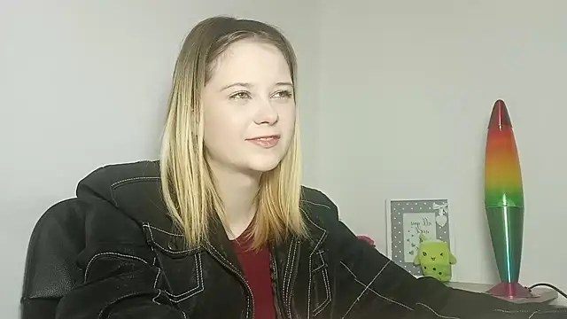 Snapshot of LydiaYoung chatting on 10-13-25, 06:09 LydiaYoung online show from 10-13-25, 06:09