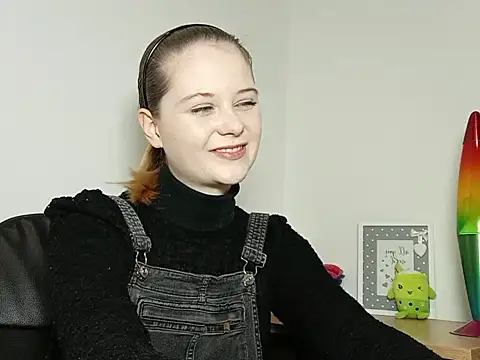 Snapshot of LydiaYoung chatting on 10-16-25, 06:16 LydiaYoung online show from 10-16-25, 06:16