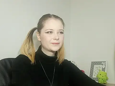 Snapshot of LydiaYoung chatting on 10-02-25, 06:11 LydiaYoung online show from 10-02-25, 06:11