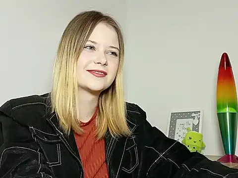 Snapshot of LydiaYoung chatting on 10-09-25, 06:19 LydiaYoung online show from 10-09-25, 06:19