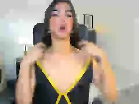 Snapshot of CassieSommereux chatting on 10-20-25, 04:03 CassieSommereux online show from 10-20-25, 04:03