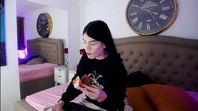 Snapshot of AuroraRicci chatting on 10-17-25, 12:40 AuroraRicci online show from 10-17-25, 12:40